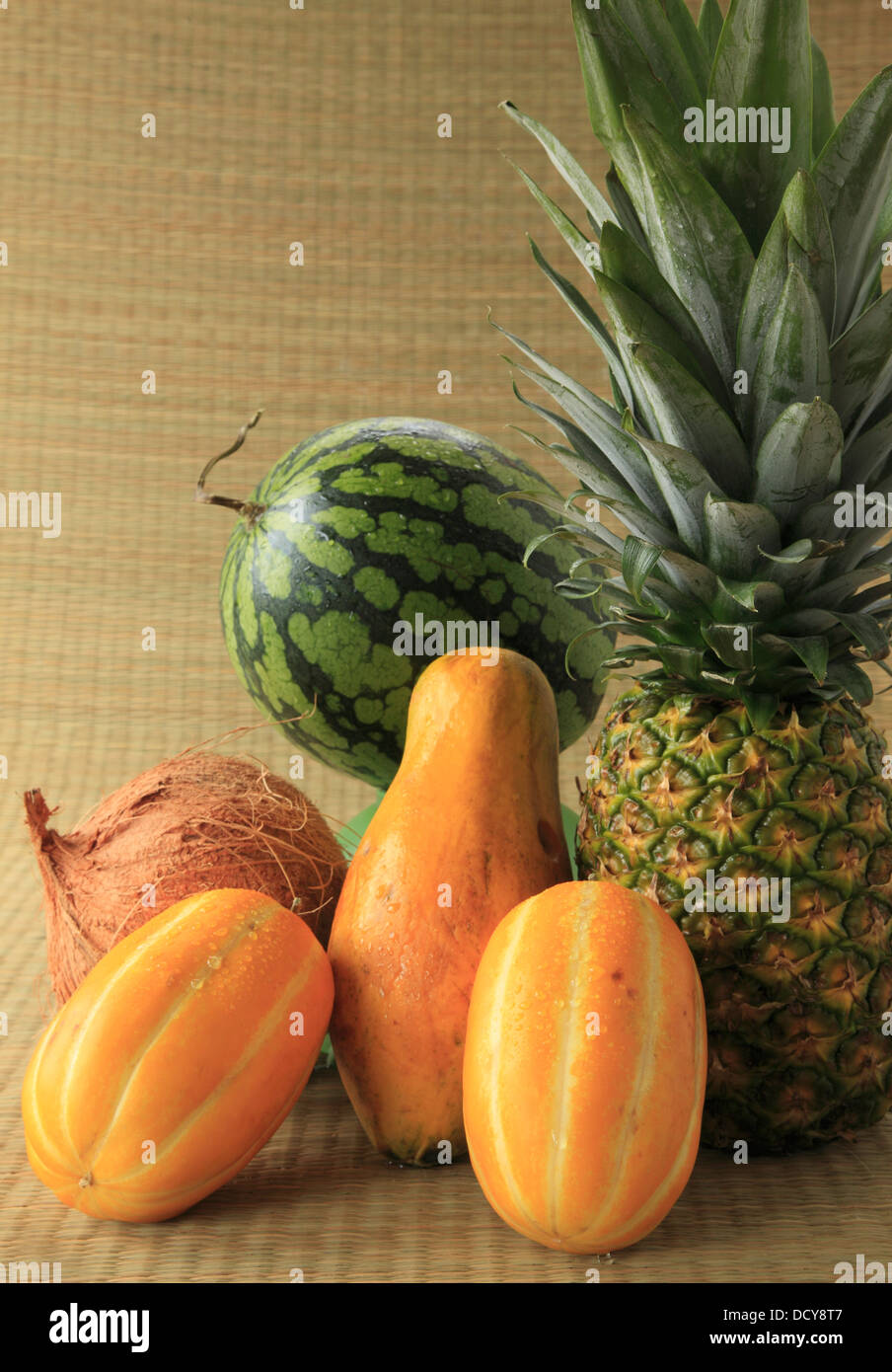 Mostrar gran variedad de frutas, coco, sandía, piña, papaya, melón