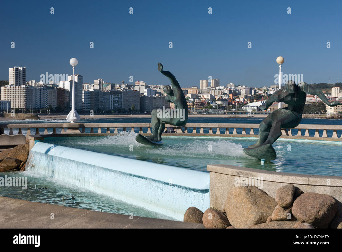 FUENTE SURFISTAS (©JOSE CASTINEIRAS IGLESIAS 1992) PASEO MARÍTIMO DE ORZAN LA CORUÑA GALICIA ESPAÑA Foto de stock