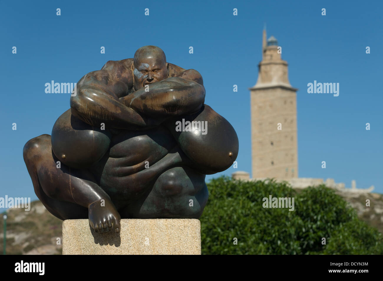 Escultura en bronce del tutor (©Ramón Conde 1994), la Torre de Hércules de La Coruña Galicia España Foto de stock