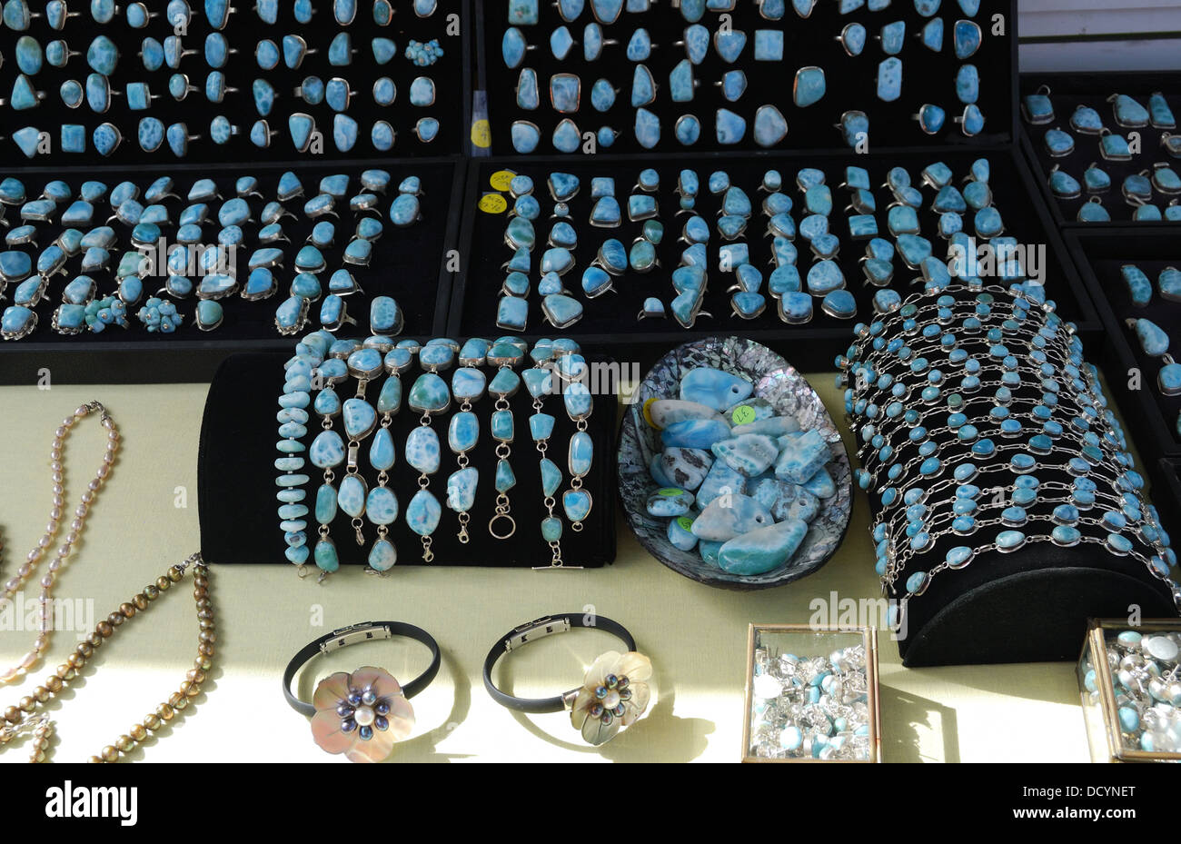 Las piedras preciosas de color azul llamado Larimar (singularmente de la República Dominicana Las piedras preciosas de color azul llamado Larimar (singularmente de la República Dominicana