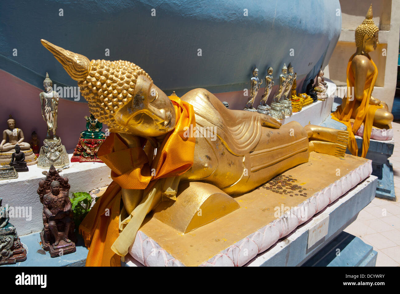 Una estatua de Buda en Wat Phra Yai, el Templo del Gran Buda en Ko Samui Island en el Golfo de Tailandia. Foto de stock
