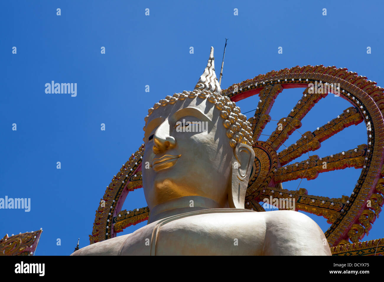 Una estatua de Buda en Wat Phra Yai, el Templo del Gran Buda en Ko Samui Island en el Golfo de Tailandia. Foto de stock