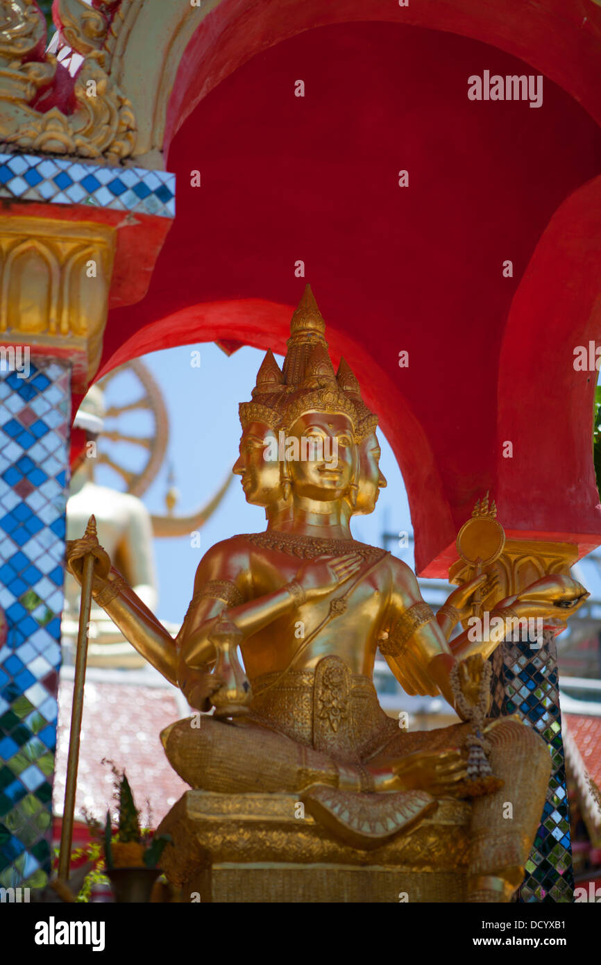 Estatuas de Buda en Wat Plai Laem en Ko Samui Island en el Golfo de Tailandia. Foto de stock