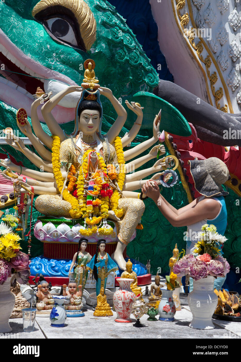 Una estatua de Buda en Wat Plai Laem en Ko Samui Island en el Golfo de Tailandia. Foto de stock