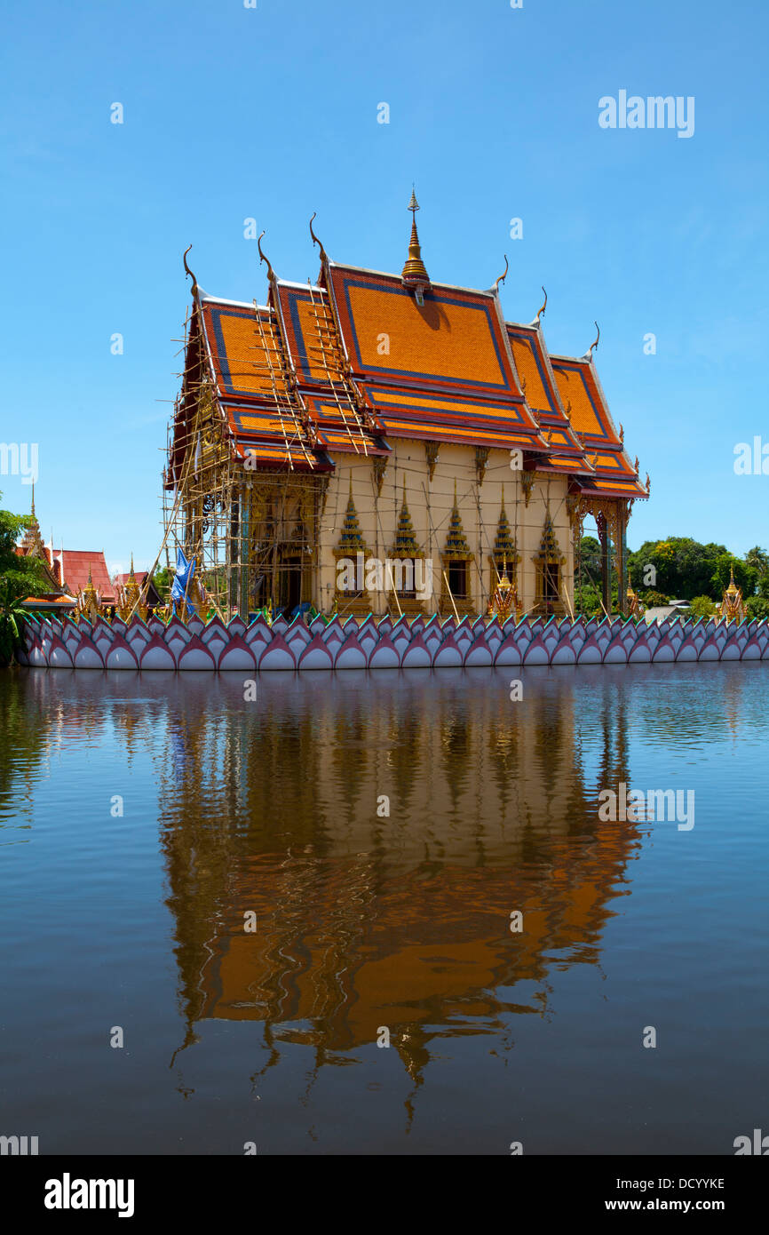 Un templo de Wat Plai Laem reflexionado en un estanque en la isla de Ko Samui en el Golfo de Tailandia. Foto de stock