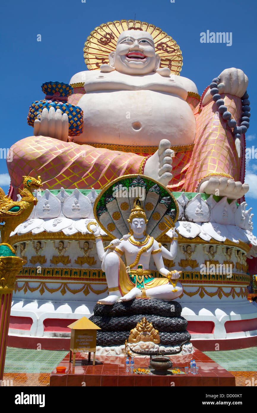 Una estatua de Buda en Wat Plai Laem en Ko Samui Island en el Golfo de Tailandia. Foto de stock