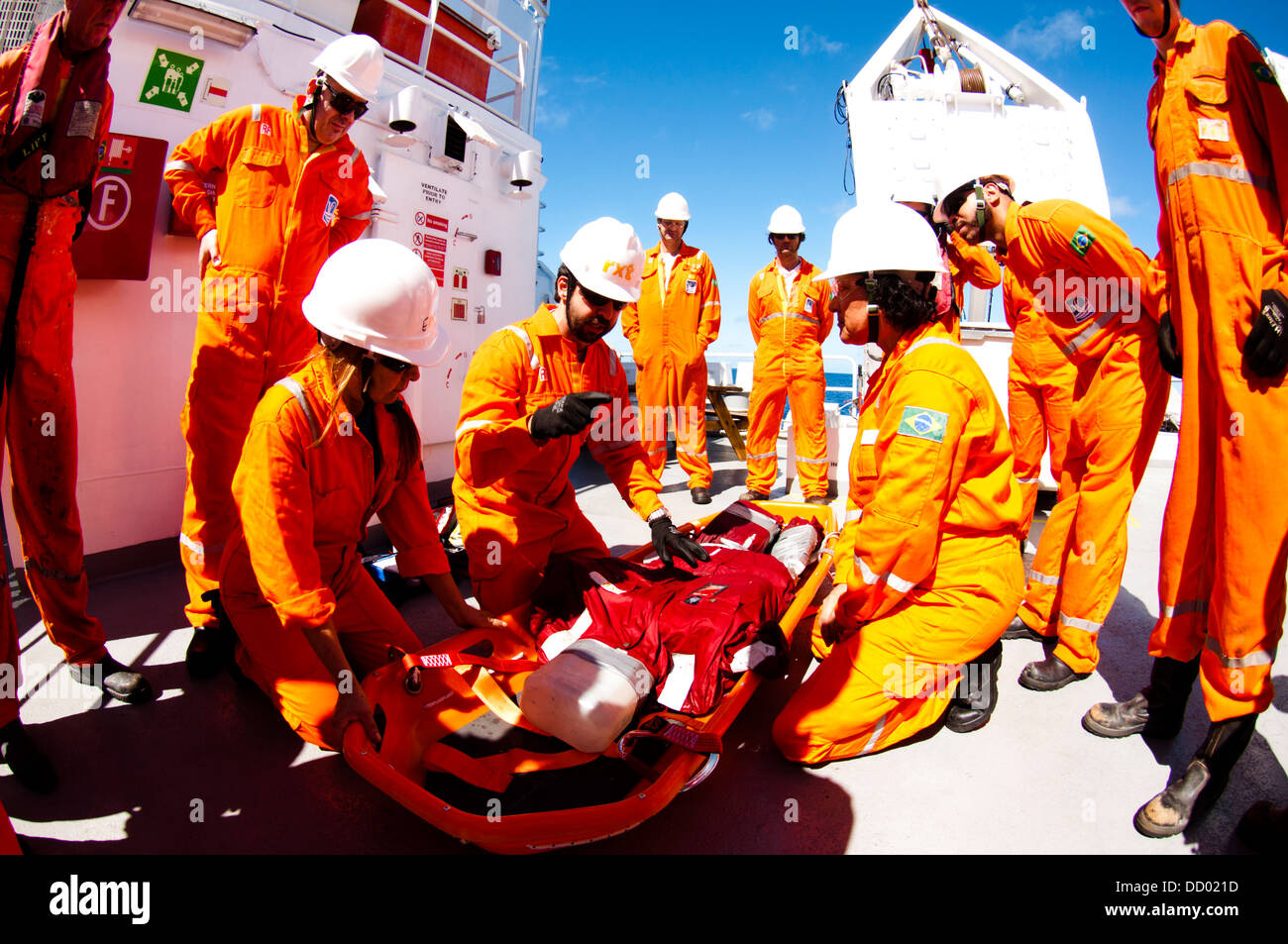 Los miembros de la tripulación del buque de perforación durante el hombre a lo largo de placa Foto de stock