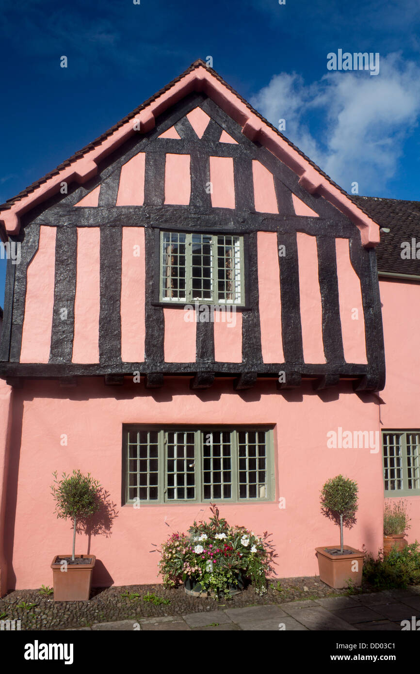La antigua casa pintada de paredes entramadas medieval Usk Brynbuga Monmouthshire South Wales UK Foto de stock