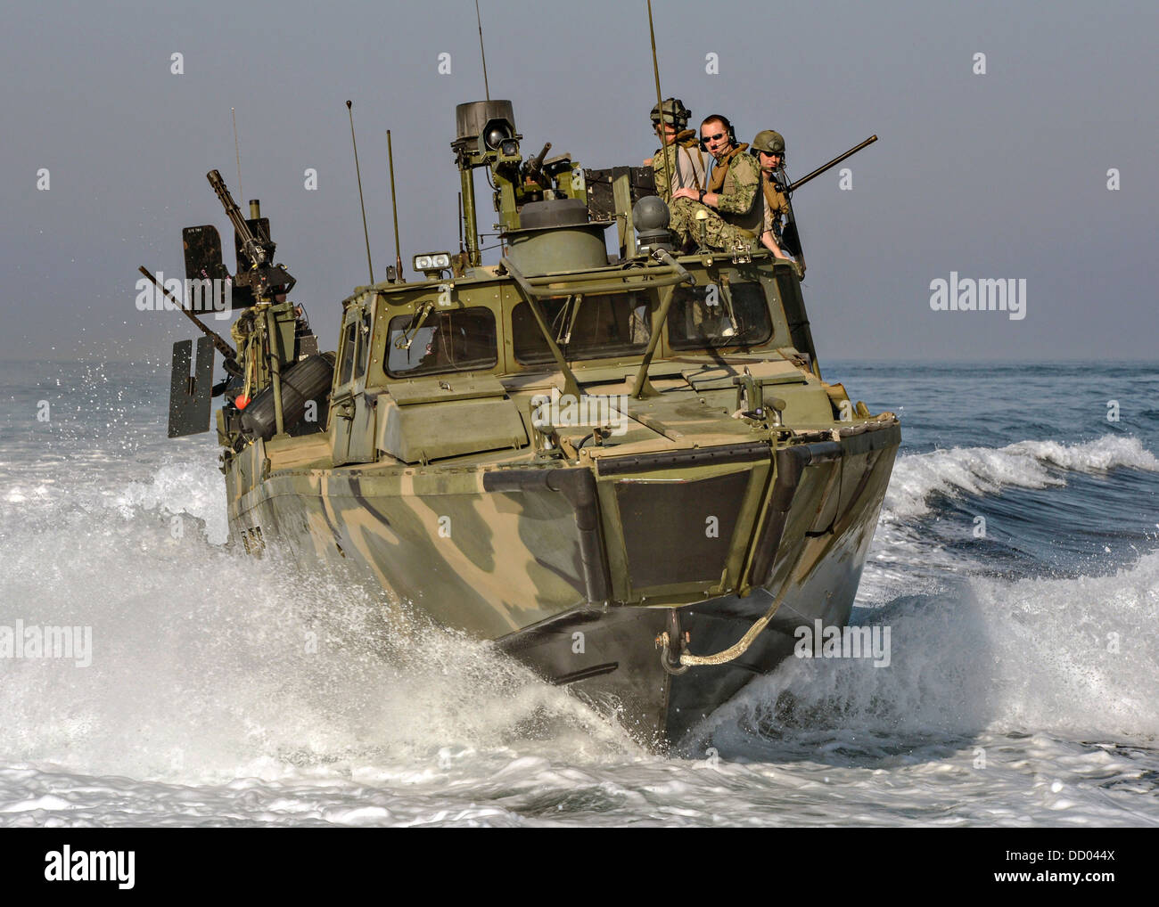 Marina de los EE.UU. Comando patrullas barco fluvial durante el ejercicio Spartan Kopis, 12 de agosto de 2013 frente a las costas de Bahrein. Foto de stock