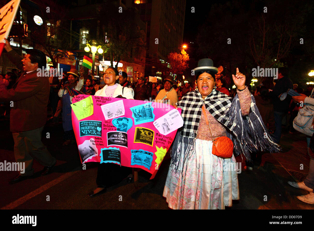 LA PAZ, BOLIVIA, 22 de agosto de 2013. Las personas toman parte en una marcha organizada por la Red Pro-Vida Pro Vida (Red) para protestar contra la despenalización del aborto. Bolivia ha estado debatiendo si para despenalizar el aborto desde marzo de 2012. Crédito: James Brunker / Alamy Live News Foto de stock