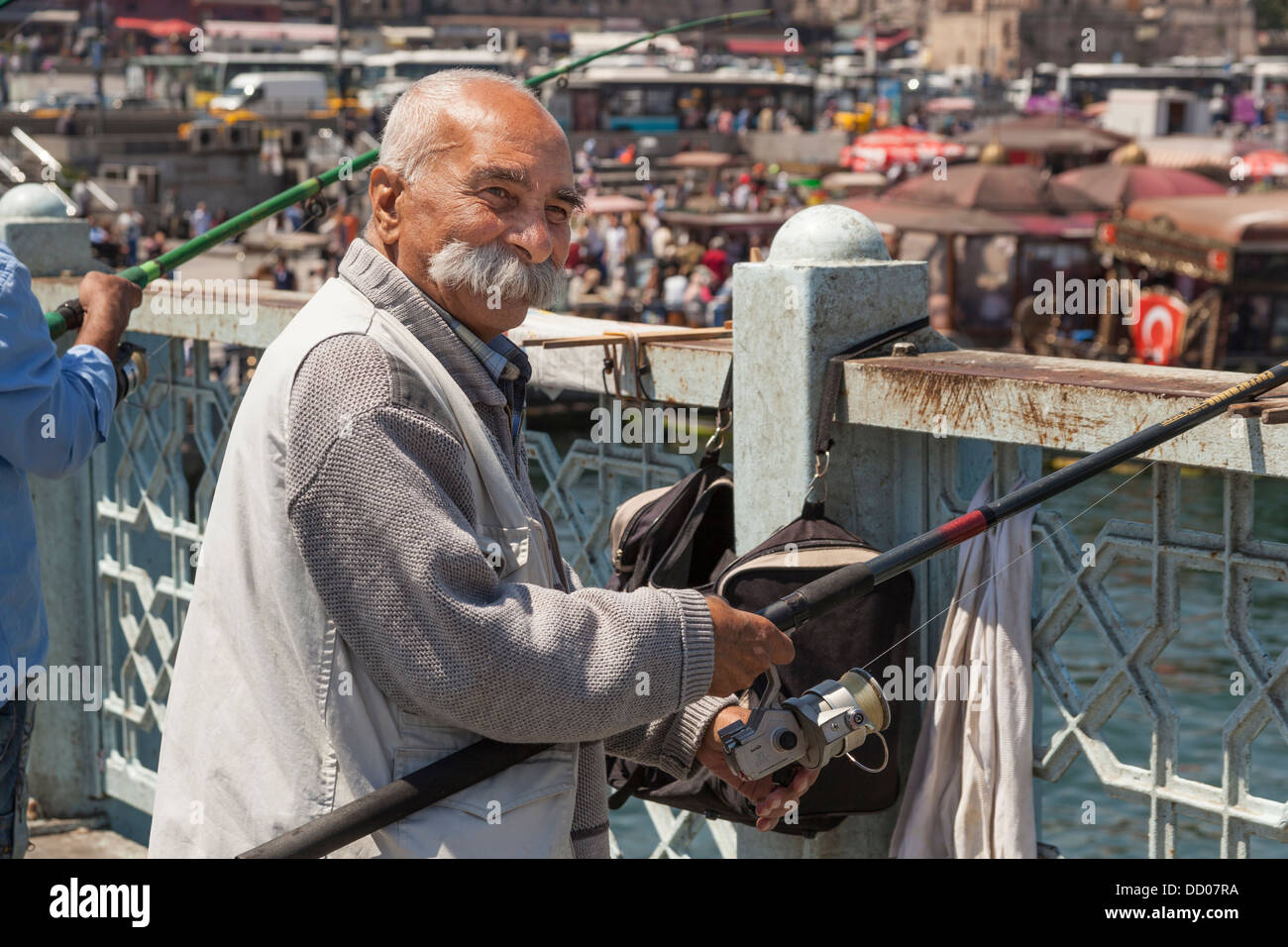 Hombre que pesca en el puente de Galata, Estambul, Turquía Foto de stock