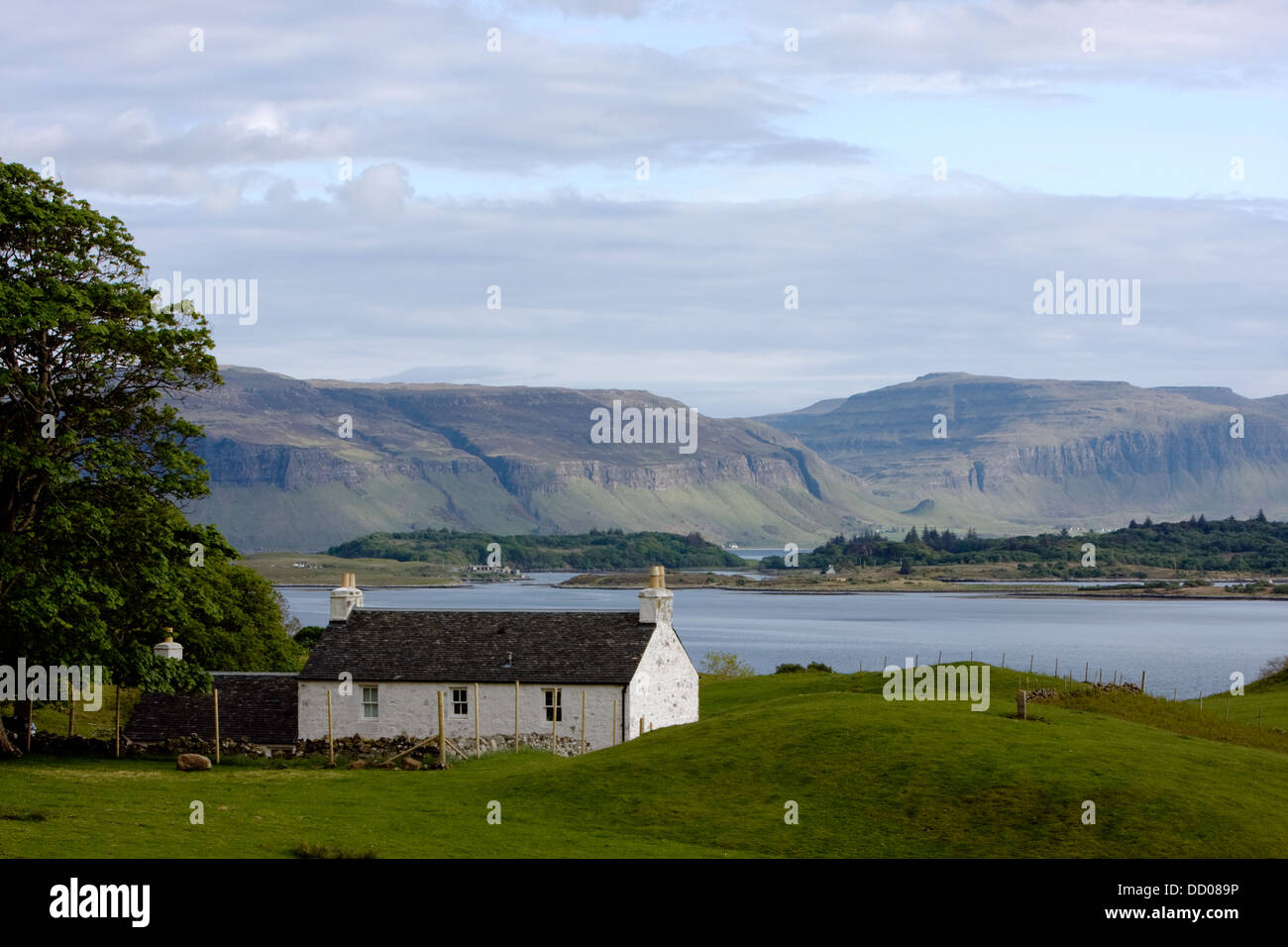 Casita rural cerca de Loch Tuath, West Isle Of Mull, con montañas en segundo plano. Foto de stock