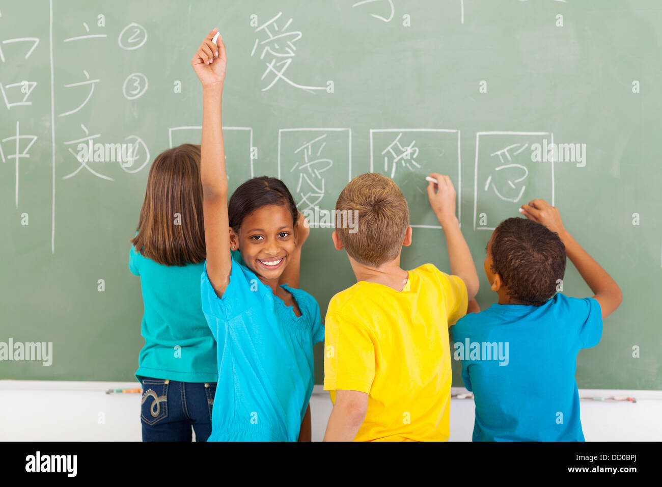 Niños escribiendo en pizarra fotografías e imágenes de alta resolución -  Alamy