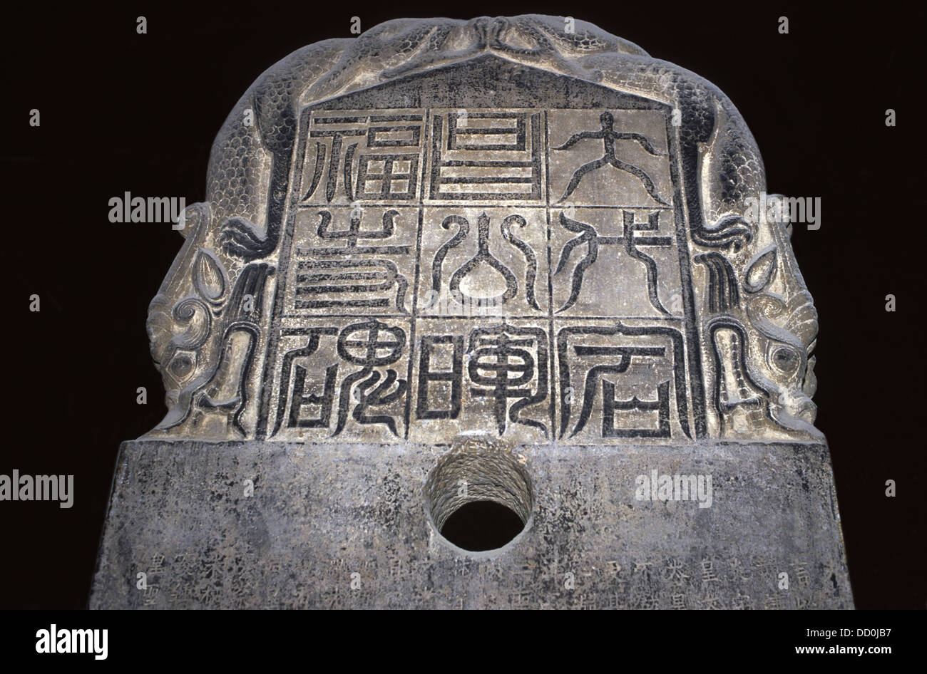 Detalle de la tableta nestoriana con antigua caligrafía China de la dinastía Tang exhibida en el Bosque de Stele, o Museo Beilin en Xi'an, la ciudad capital de la provincia de Shaanxi, China Foto de stock
