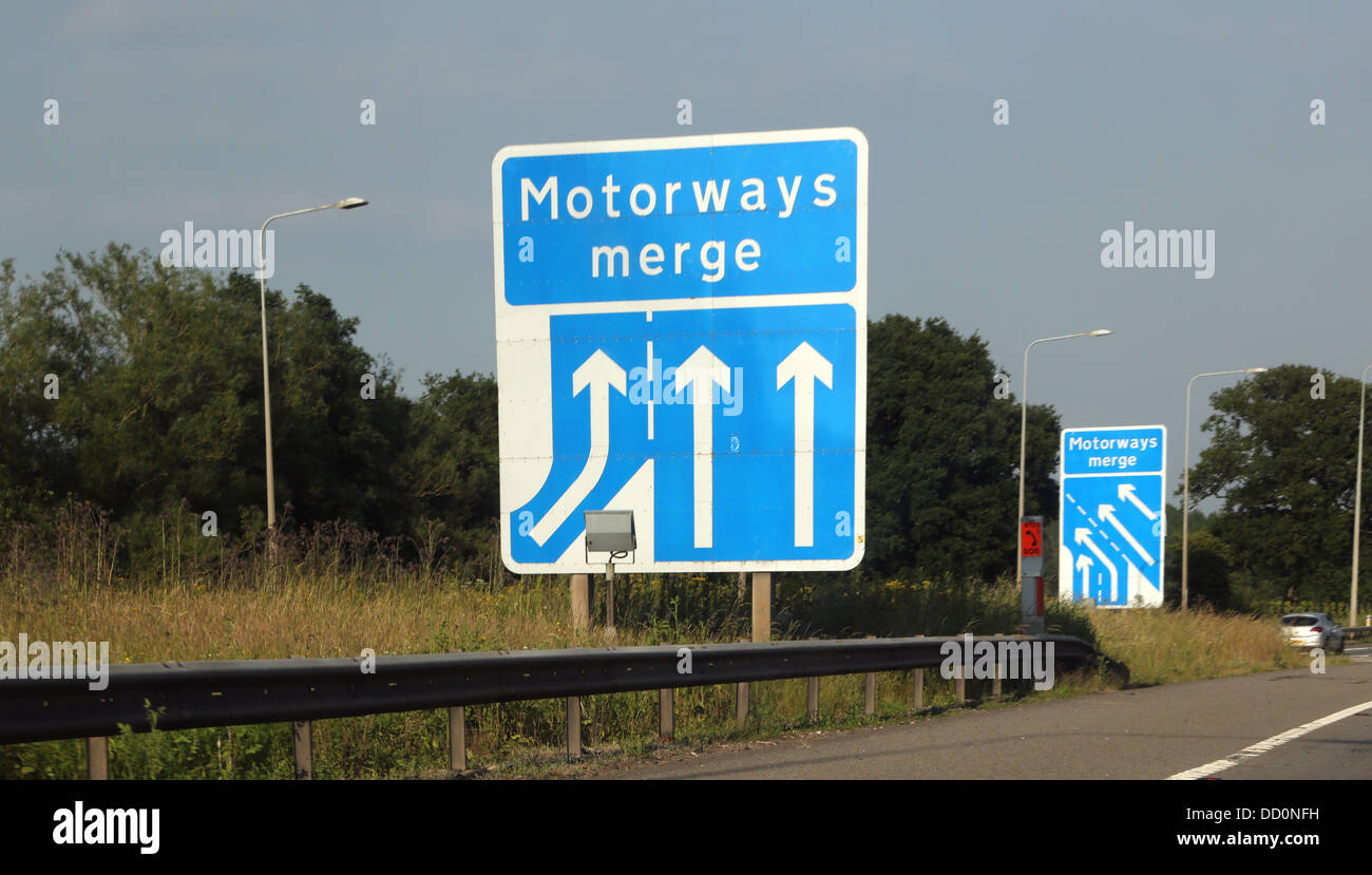 Las indicaciones de la autopista donde las autopistas combinar Inglaterra Foto de stock