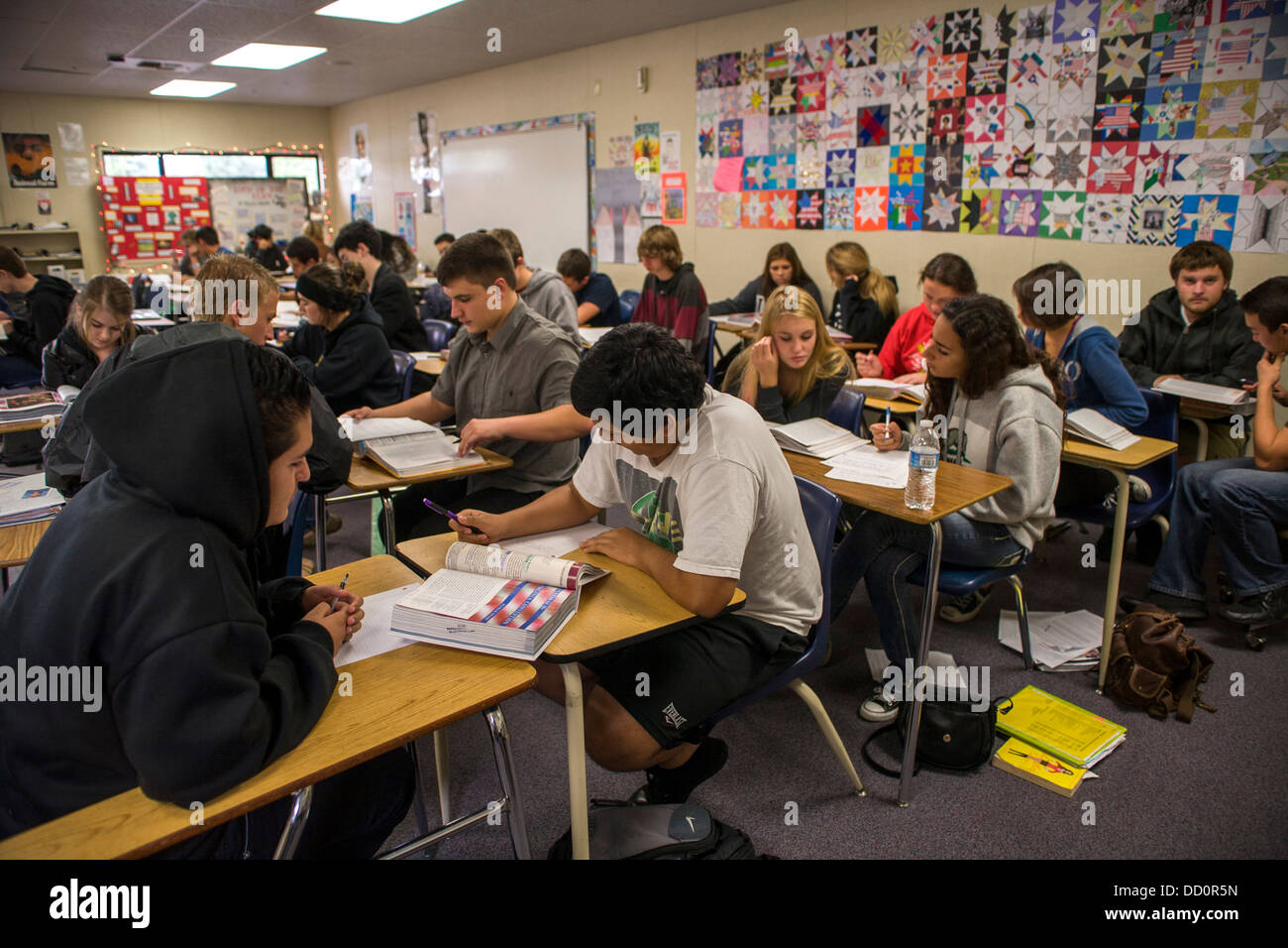 Los estudiantes de una escuela secundaria de California trabajan juntos durante un ejercicio de lectura utilizando una antología literaria Foto de stock