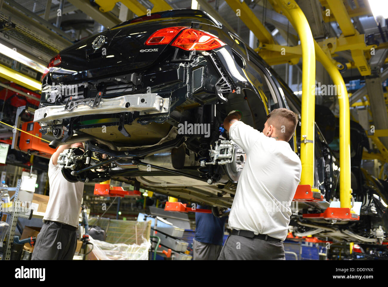 Los empleados de Opel piezas de tornillo sobre diferentes modelos de coches en la producción en la planta principal de Opel en Russelsheim, Alemania, 22 de agosto de 2013. Foto: Arne Dedert Foto de stock