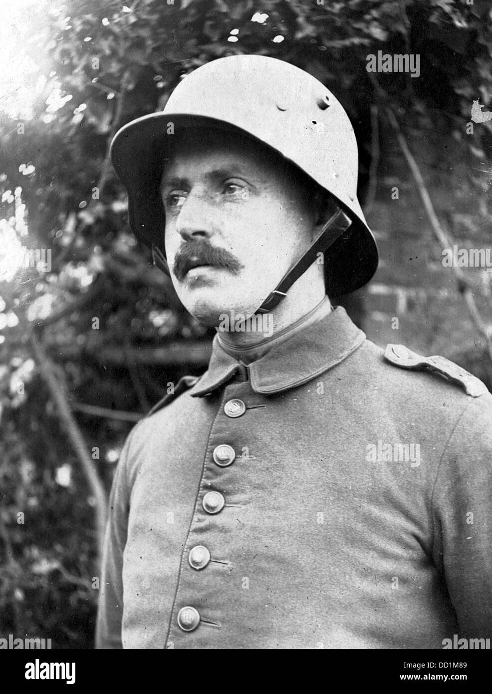Alemania. WW1 soldado en uniforme completo, con casco de acero