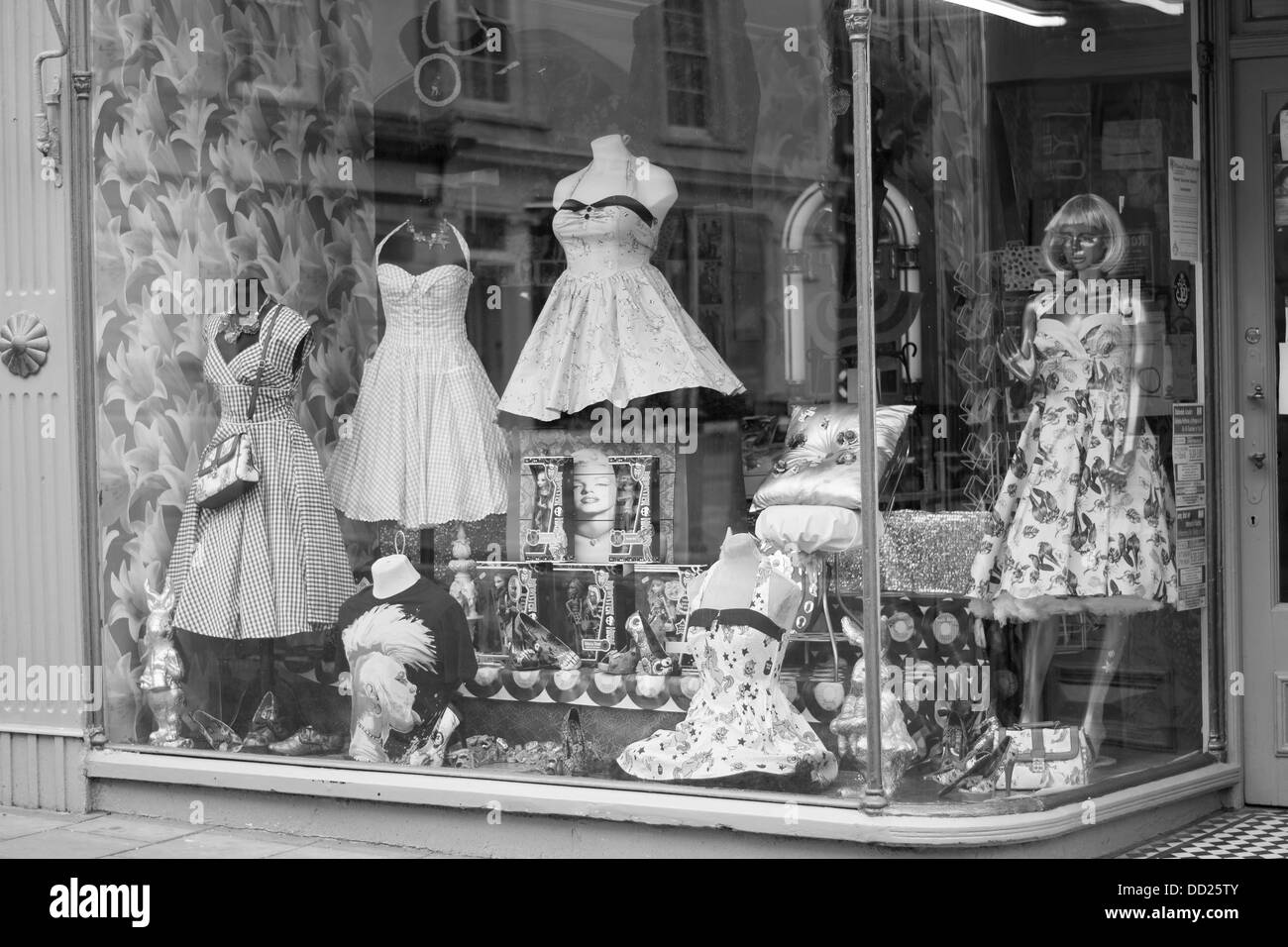 Una fotografía en blanco y negro de una ventana de la tienda retro Foto de stock