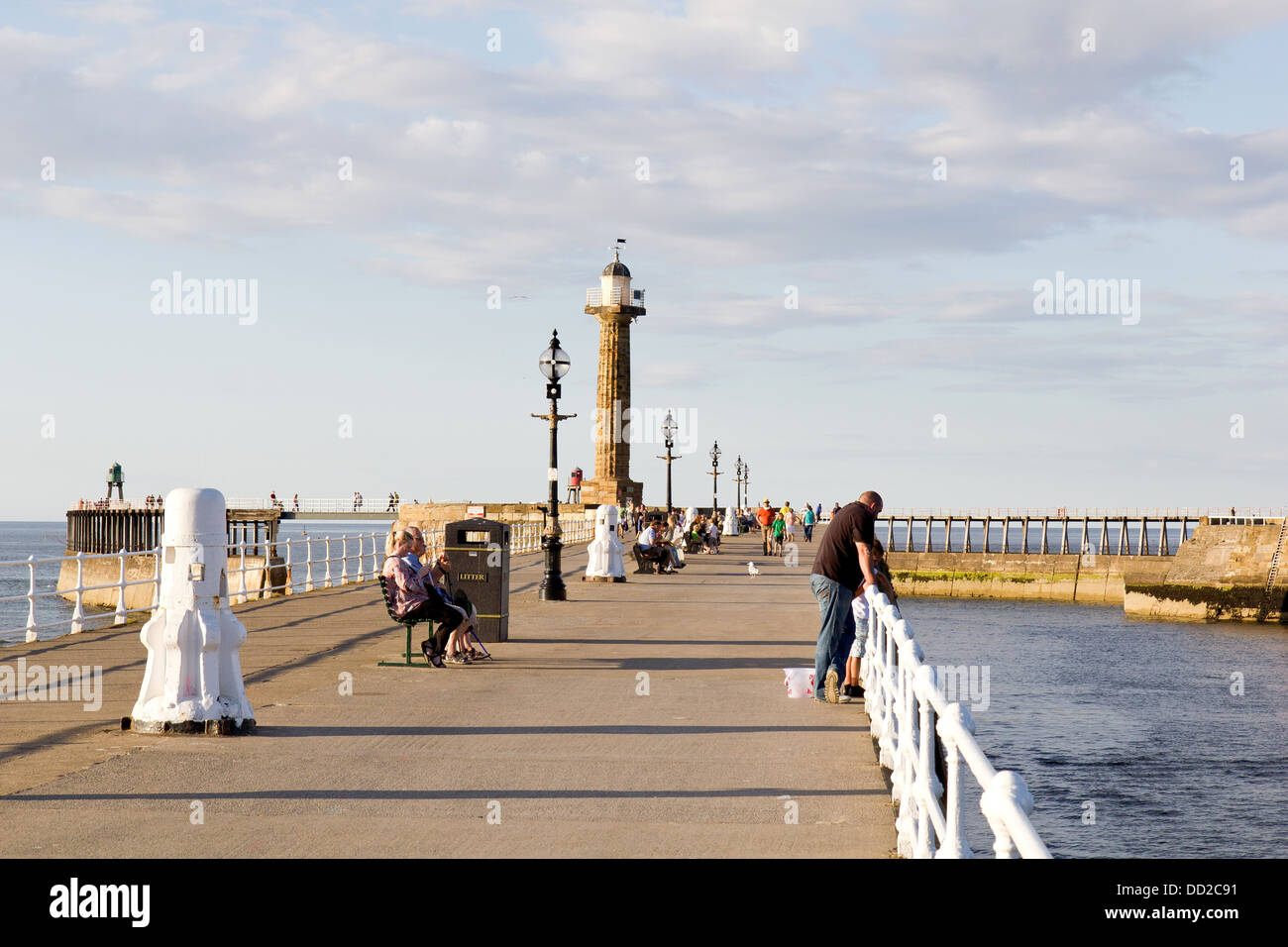 Puerto de Whitby y Pier, North Yorkshire, Inglaterra Foto de stock