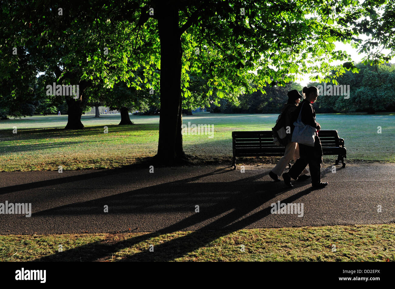Dos mujeres caminan en Greenwich Park, Londres, Reino Unido. Foto de stock