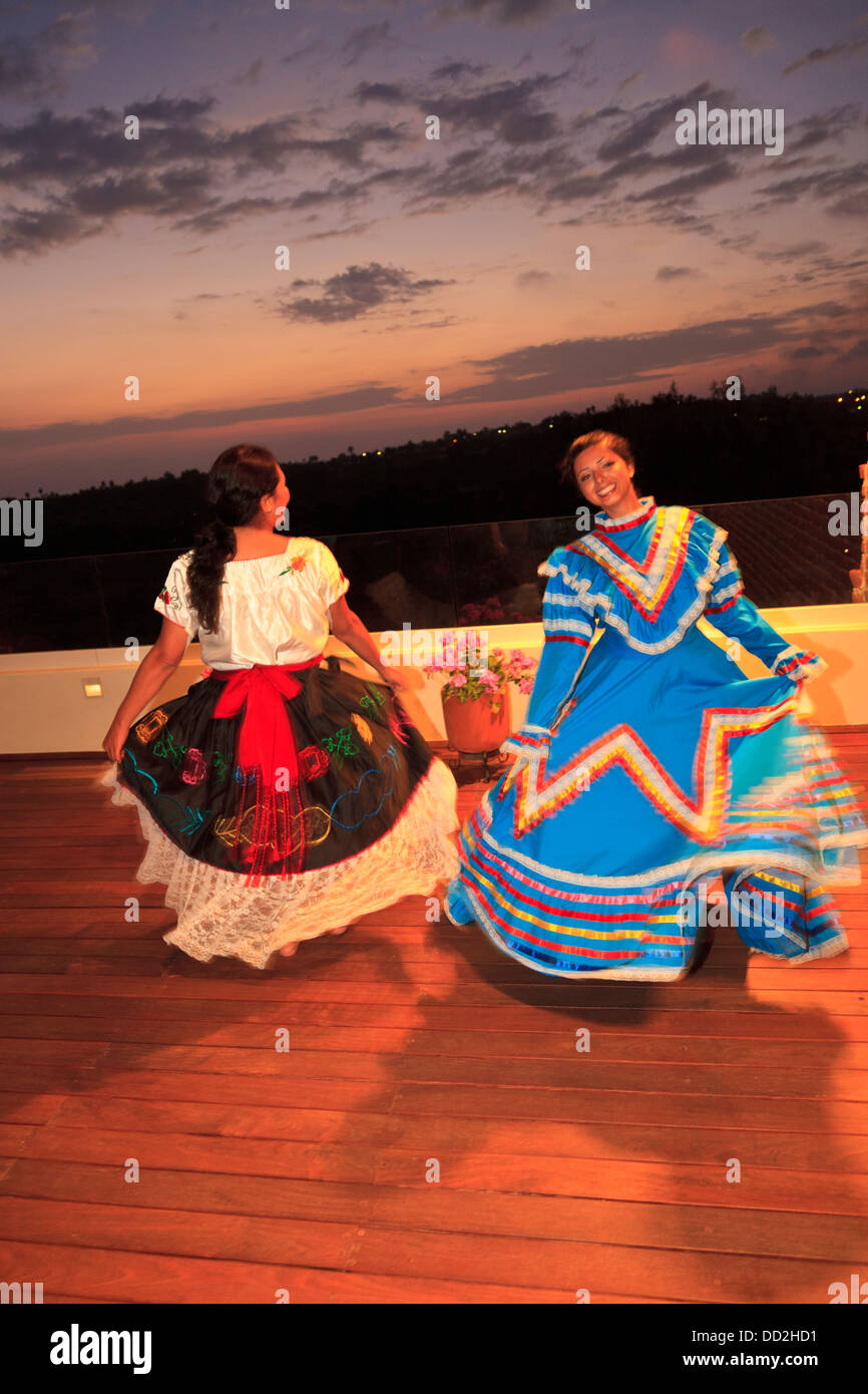 Las mujeres hispanas bailando en trajes folclóricos tradicionales Guaycura  Boutique Hotel And Spa; Todos Santos, Baja California, México Fotografía de  stock - Alamy