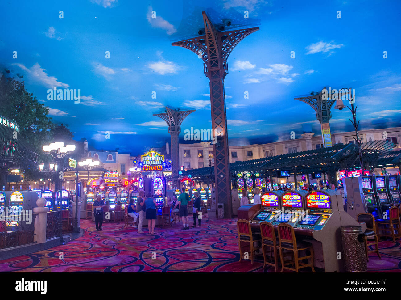 El interior de Paris hotel y casino en Las Vegas Fotografía de stock ...