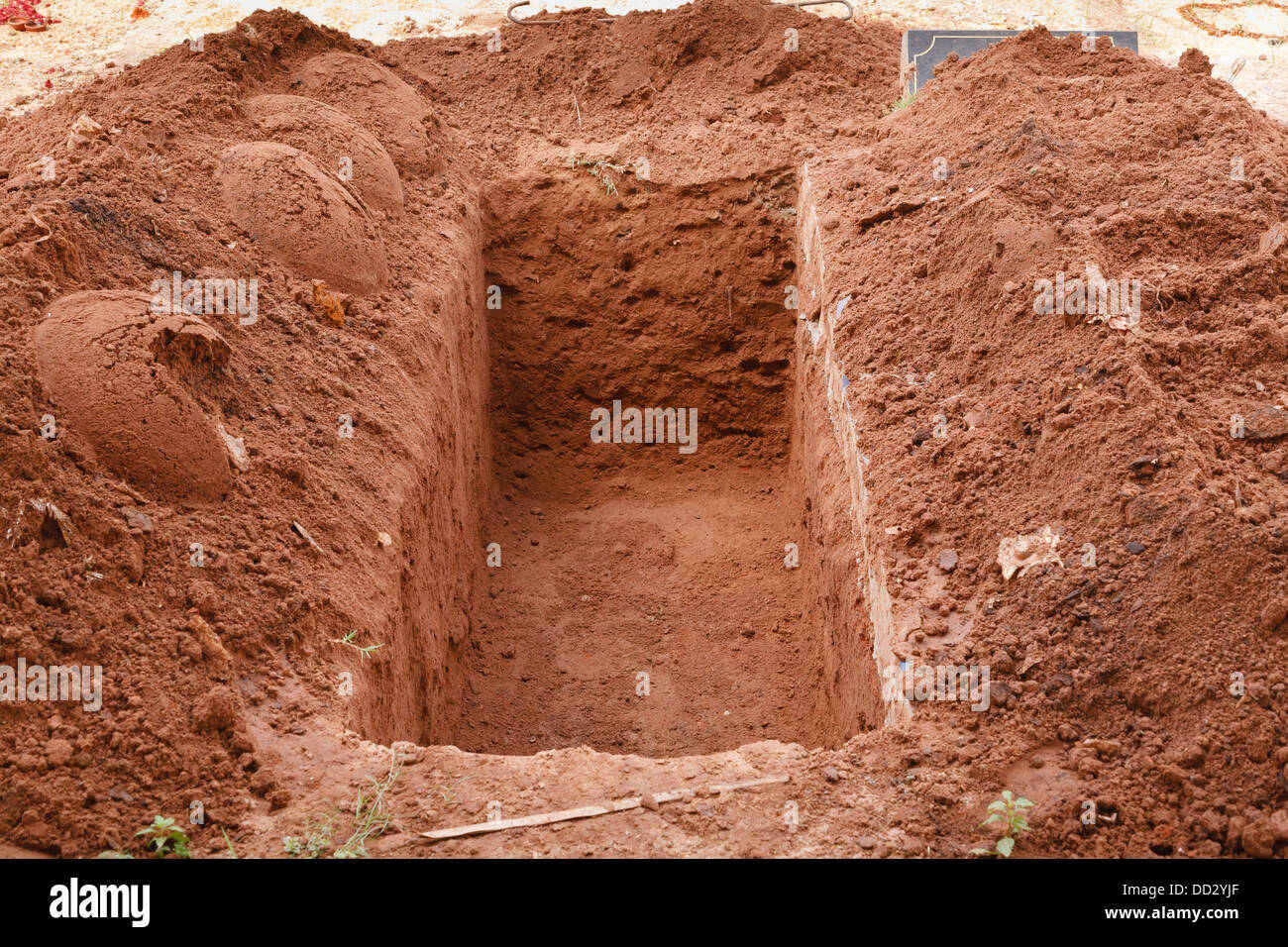 Tumba abierta recién excavado para un entierro Fotografía de stock Alamy