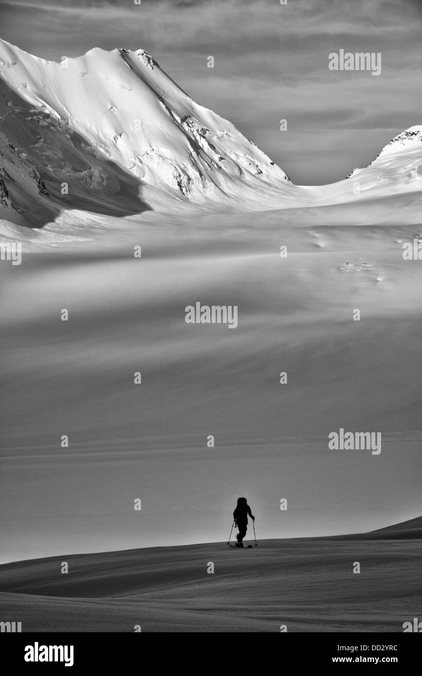 Un esquiador solitario en el Oberland bernés Foto de stock