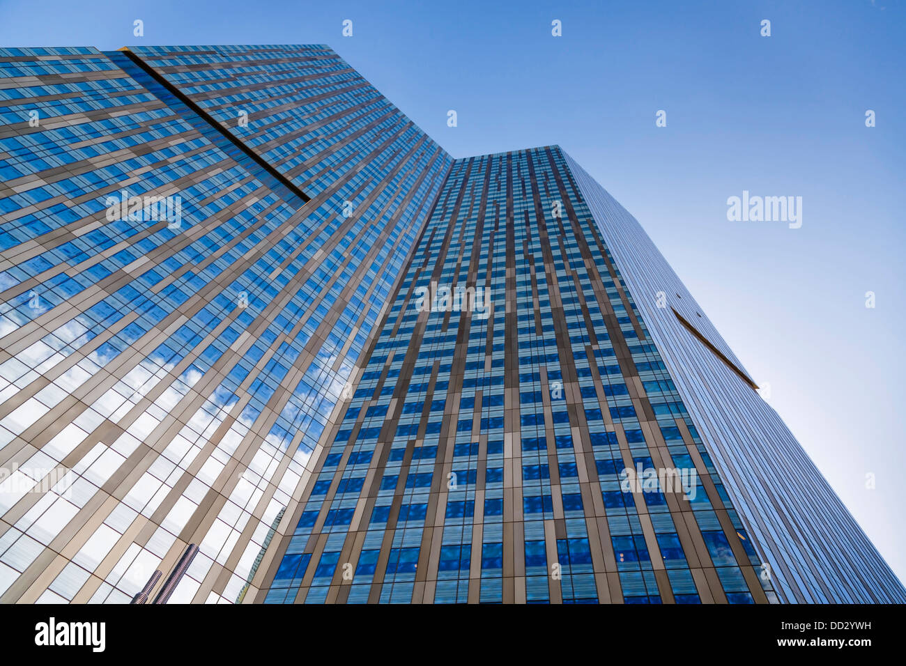 Modernos rascacielos de vidrio contra un cielo azul con copyspace Foto de stock