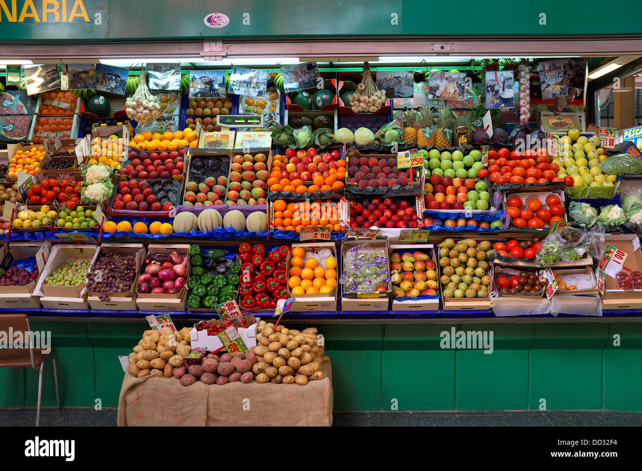Calado de frutas y verduras en el mercado de Las Palmas, Gran Canaria
