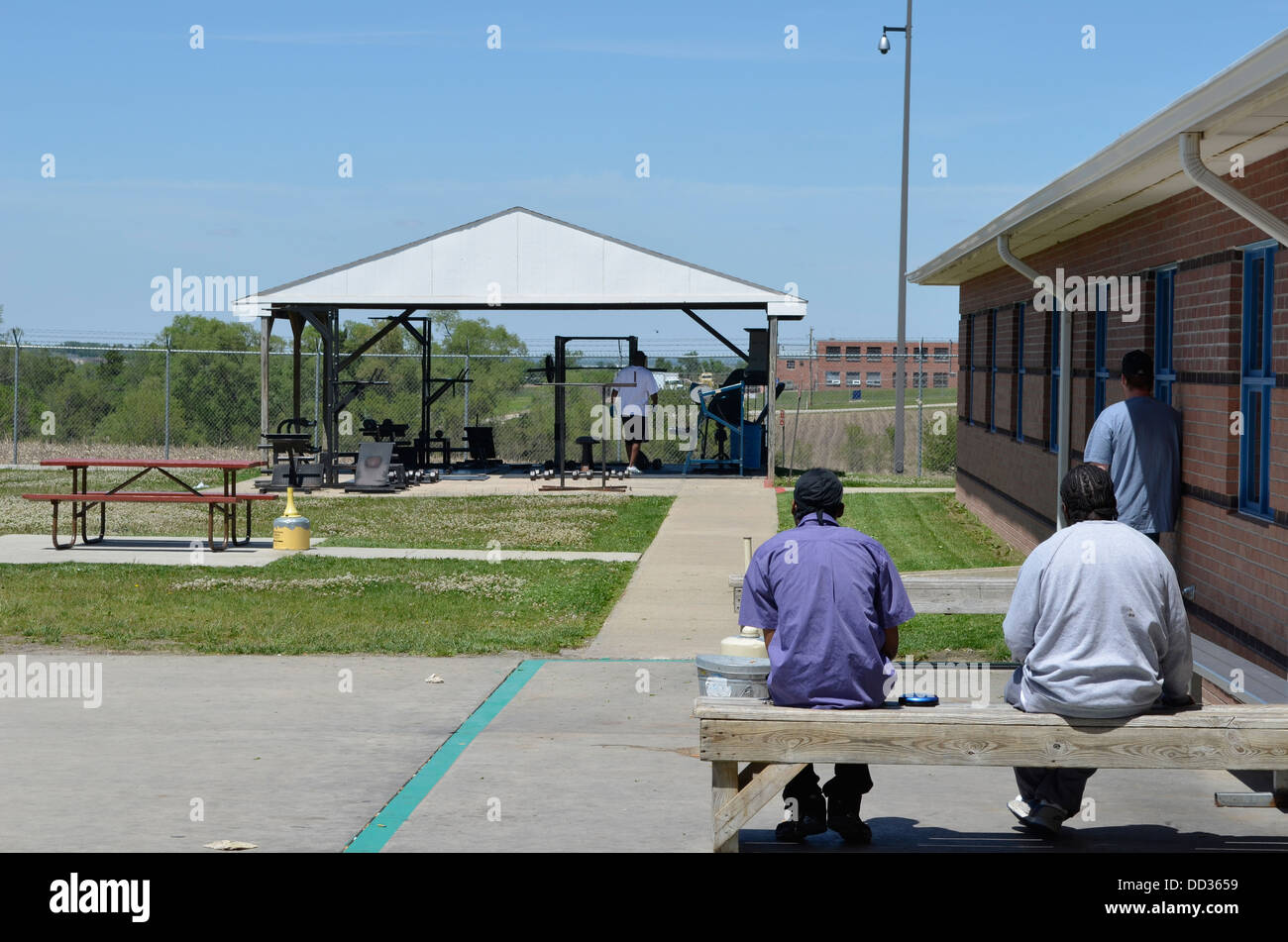 Los reclusos en la prisión de liberación de trabajo sentado afuera y trabajando. Comunidad de Lincoln centro correccional. Foto de stock