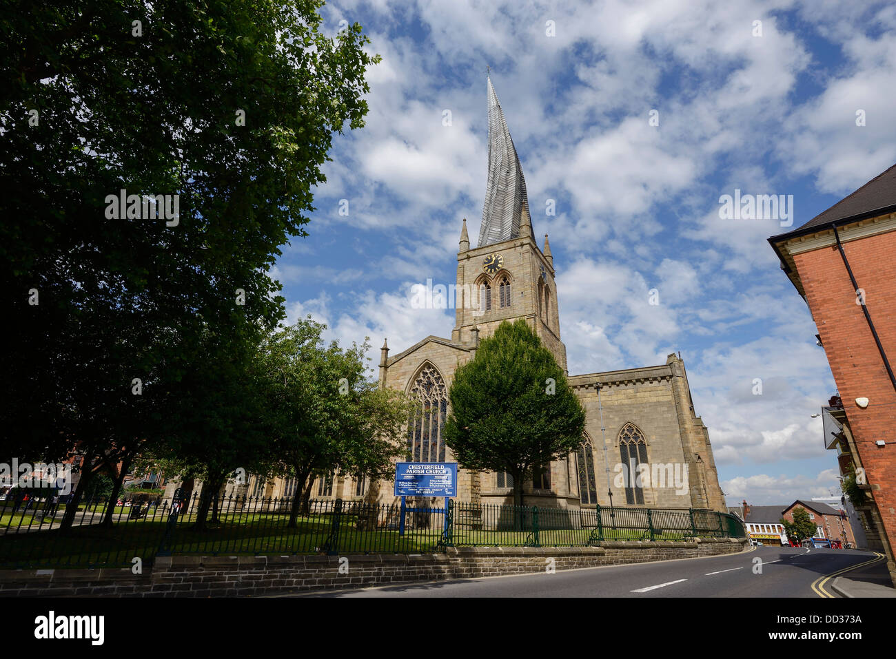 La Iglesia de Santa María el centro de la ciudad de Chesterfield UK Foto de stock