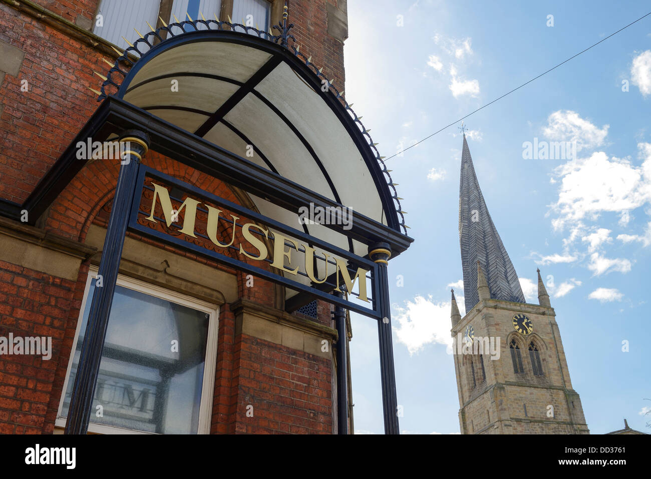 Chesterfield, el Museo y Galería de Arte con la Iglesia de Santa María en el fondo spire UK Foto de stock