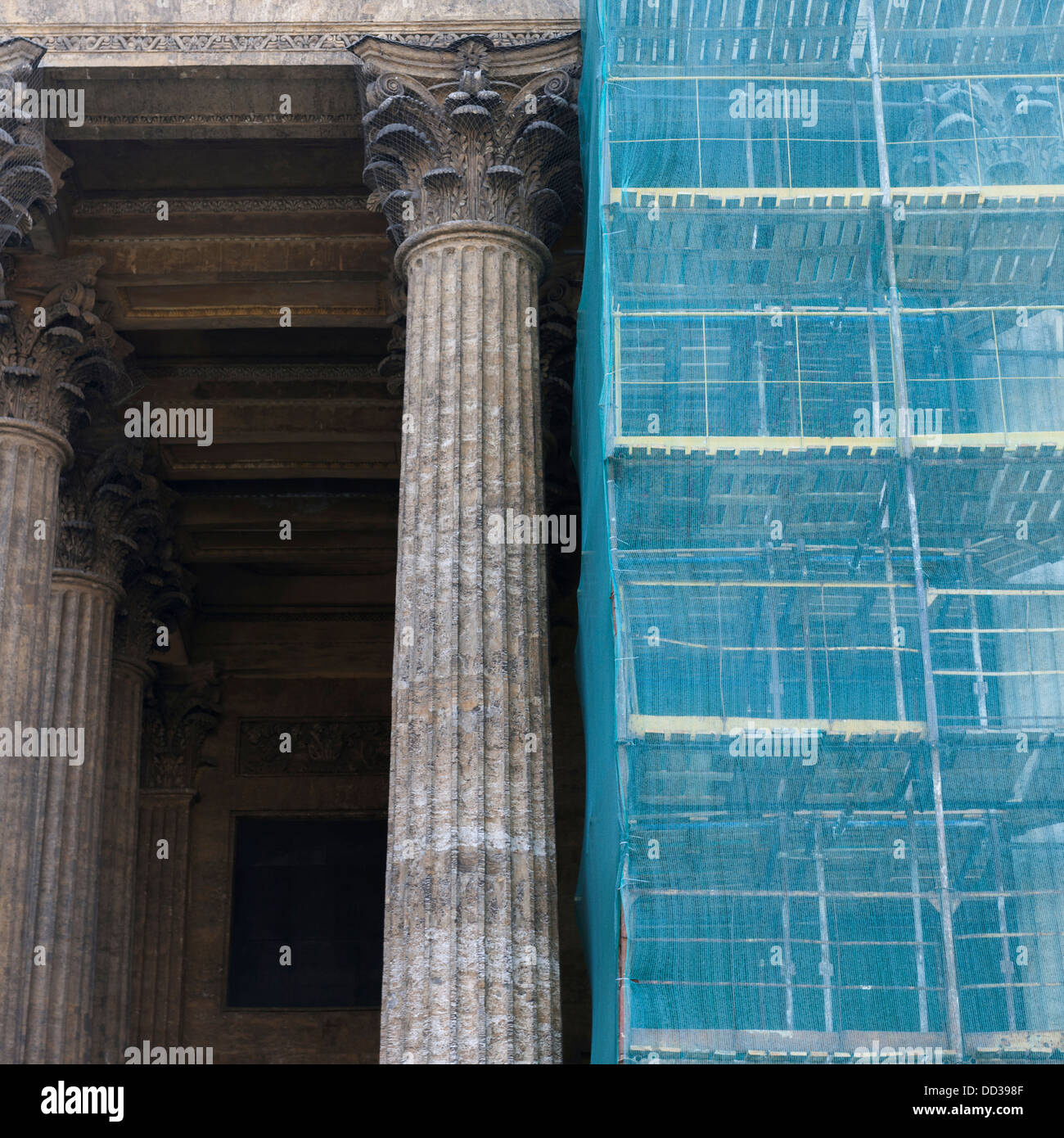 Andamios cubiertos junto a una columna de la Catedral de Nuestra Señora de Kazán; San Petersburgo Rusia Foto de stock