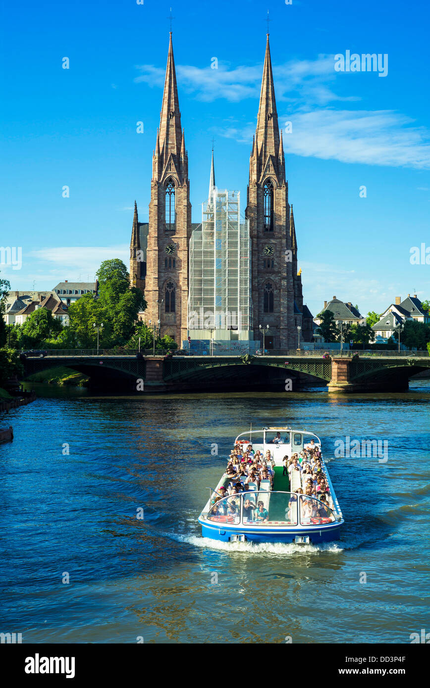 Excursión en barco del río Ill y San Pablo iglesia protestante con andamiaje distrito Neustadt Strasbourg Alsace Francia Europa Foto de stock