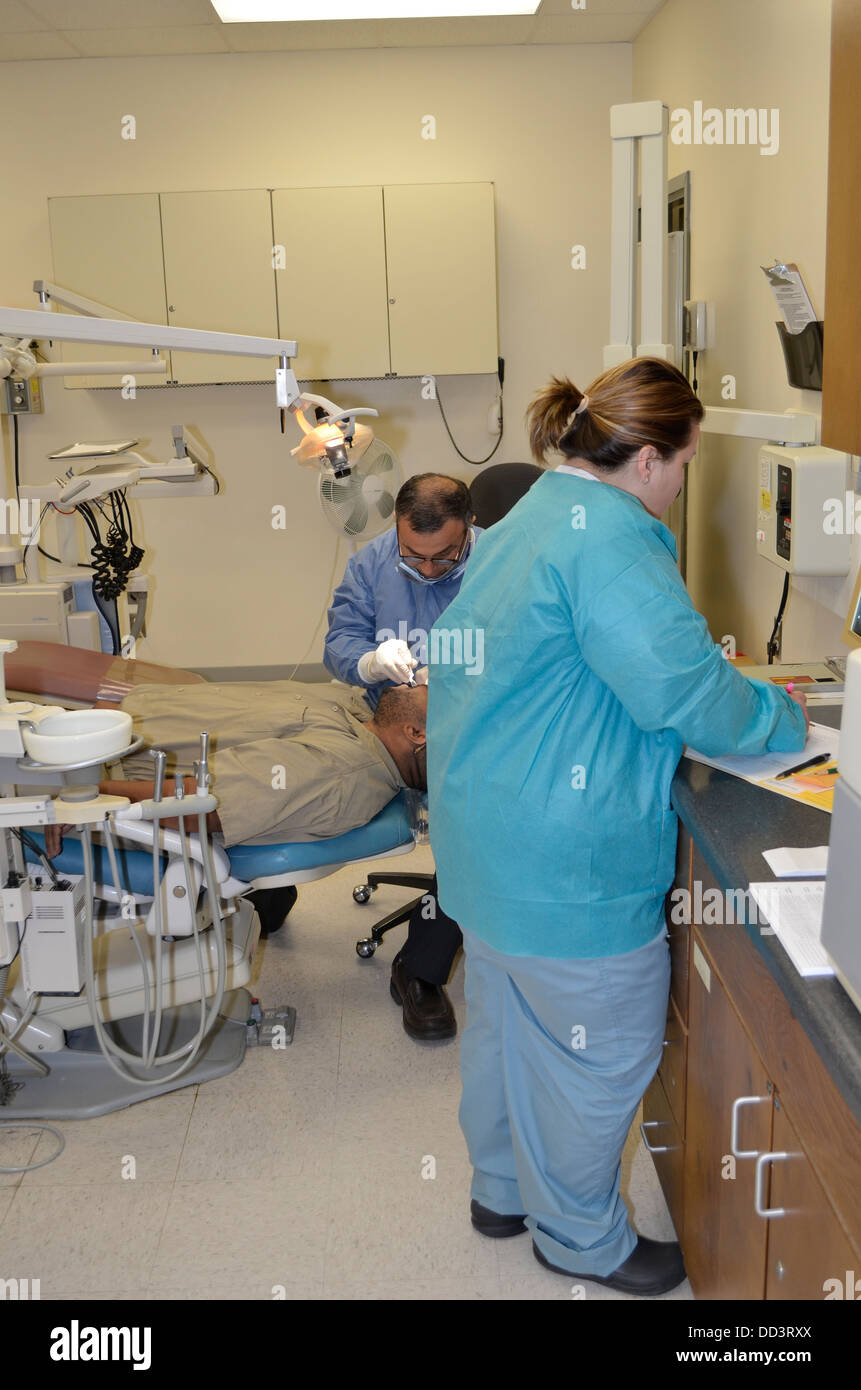 Dentista en el trabajo con un preso enfermo en la clínica dental. Centro de evaluación y diagnóstico, Lincoln, Nebraska. Foto de stock