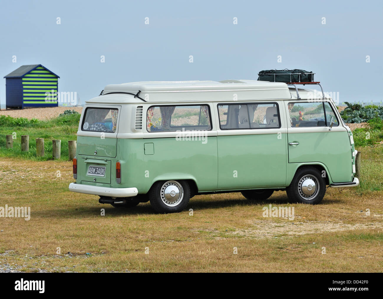 VW CAMPER VAN, Hayling Island, Hampshire, Reino Unido Foto de stock