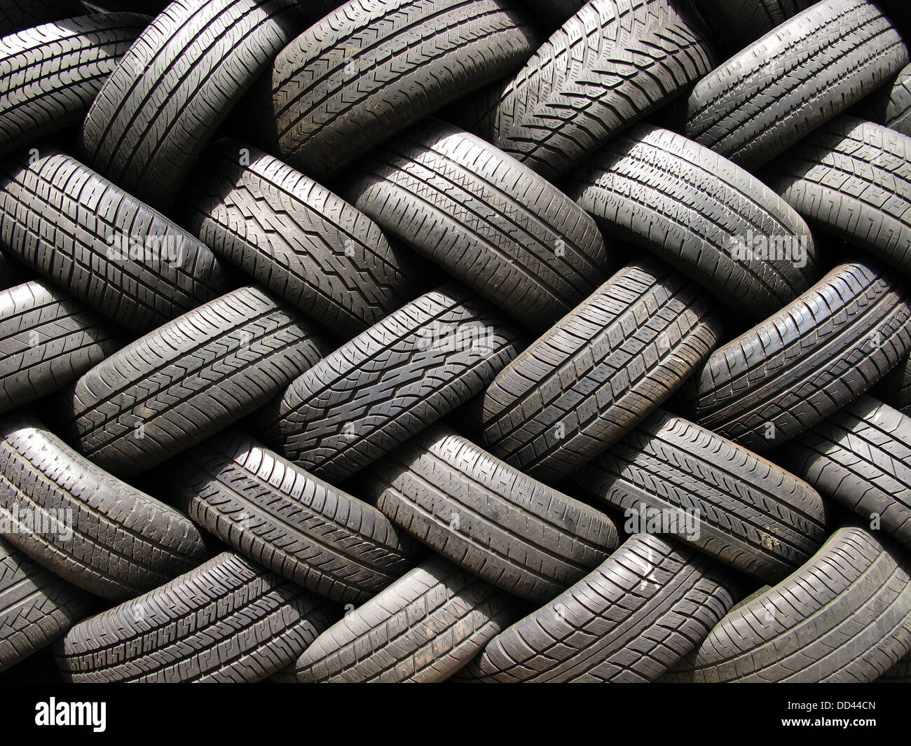 Una gran pila de neumáticos de coche automotor usado. Foto de stock