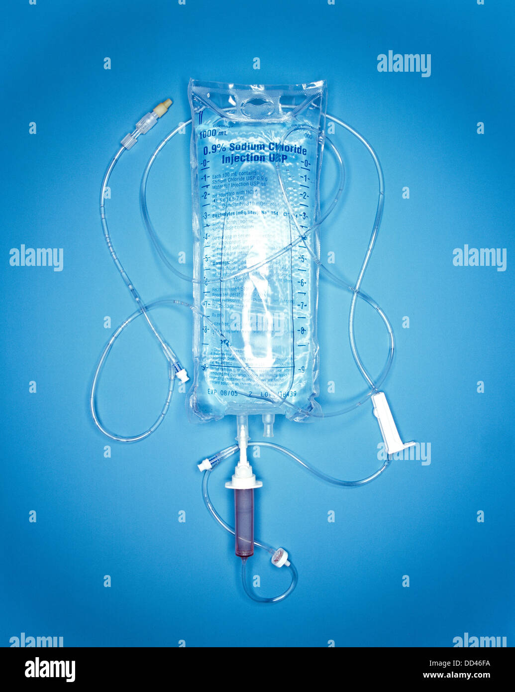 Una bolsa de plástico transparente de solución salina con tubos de conexión Foto de stock