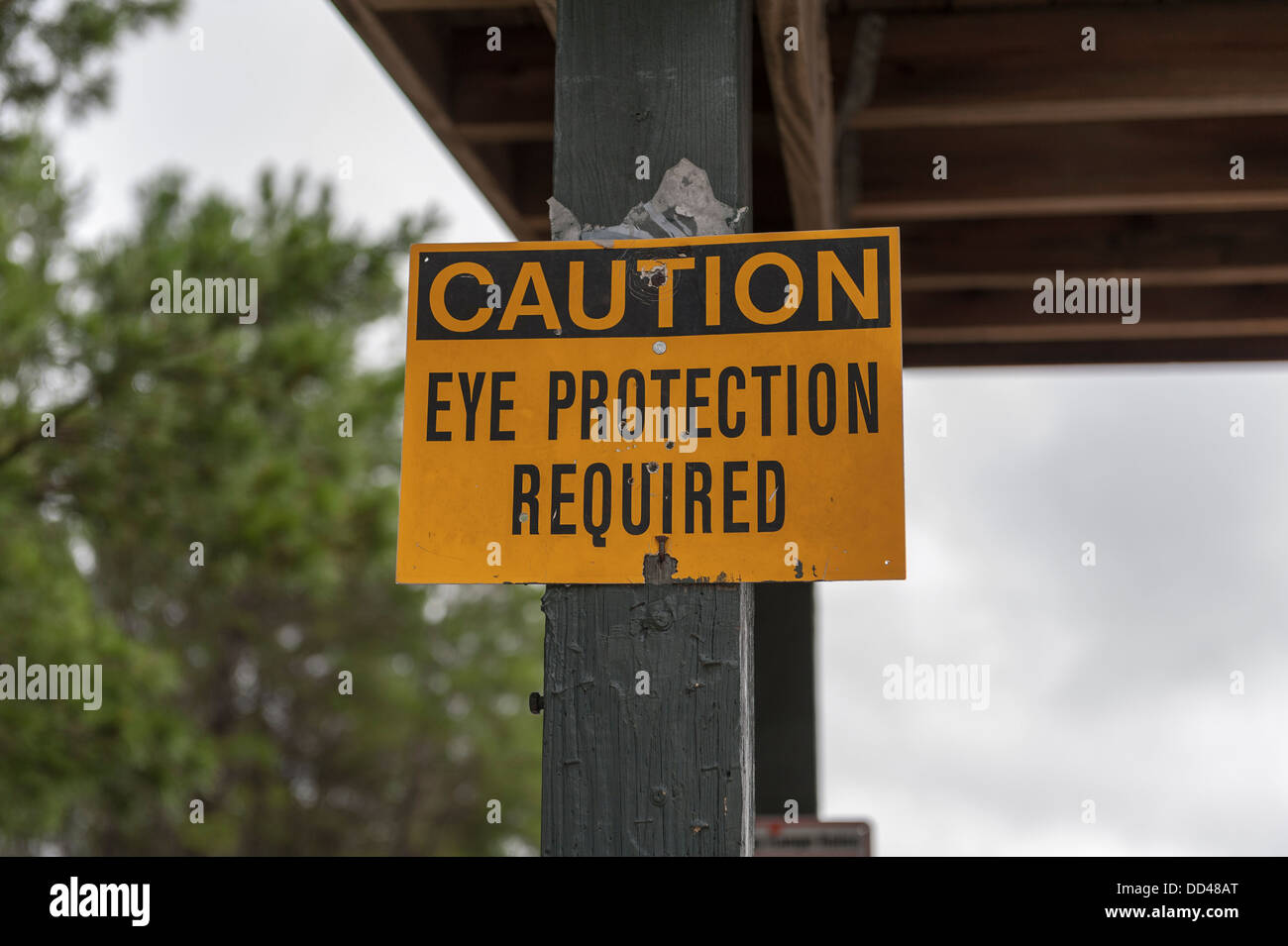 Es necesario utilizar protección ocular en el rango de disparo de Ocala National Forest, en la Florida. Foto de stock