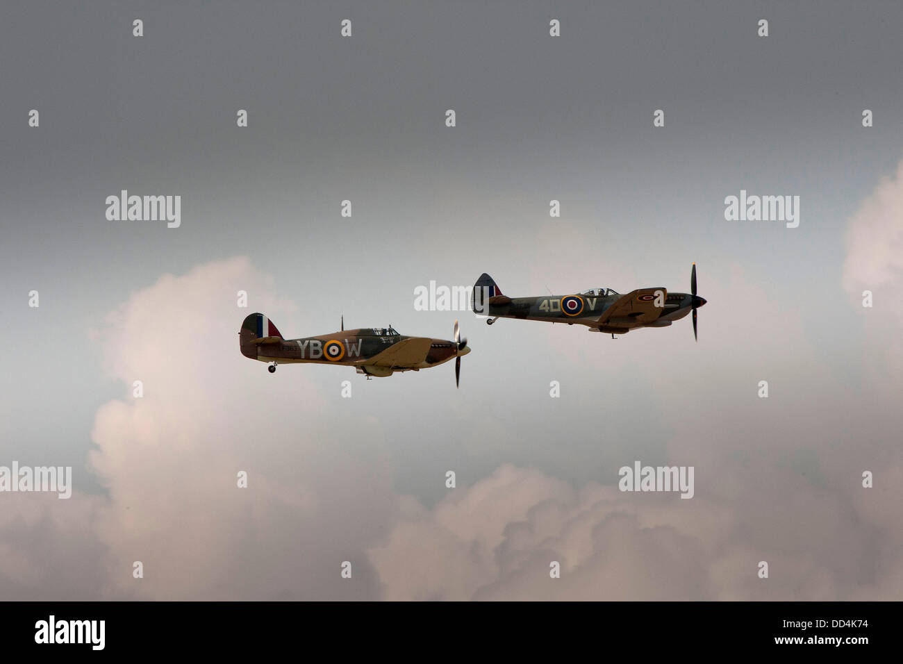 Poco Gransden, Cambs, Reino Unido. El 25 de agosto de 2013. La Batalla de Gran Bretaña vuelo (Hurricane y Spitfire) pantalla sobre el poco crédito: Motofoto GRANSDEN Airshow/Alamy Live News Foto de stock