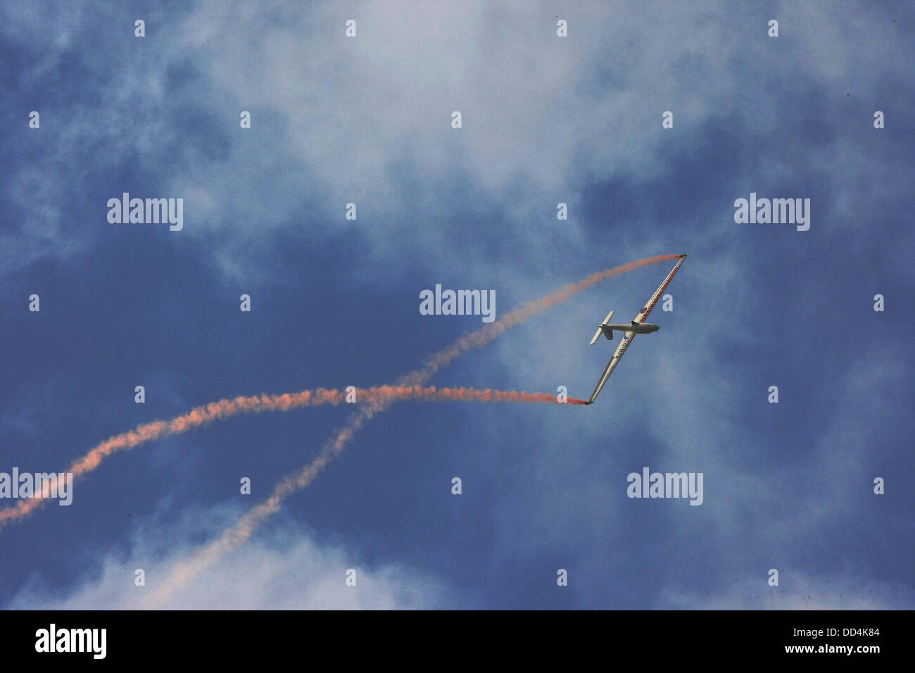 Poco Gransden, Cambs, Reino Unido. El 25 de agosto de 2013. acrobático glider es poner a su ritmo durante los poco GRANSDEN Airshow Crédito: Motofoto/Alamy Live News Foto de stock