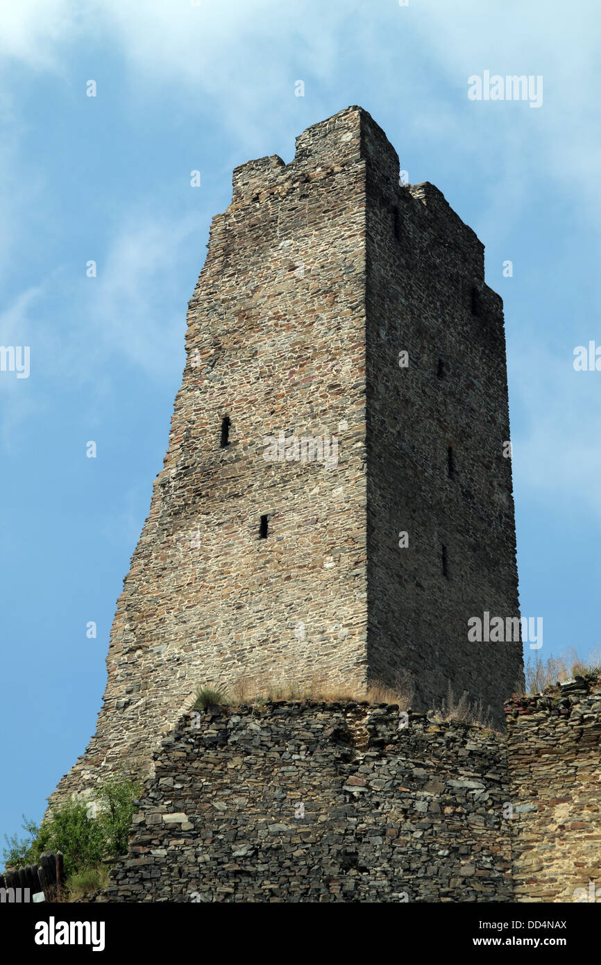 Las ruinas del castillo de Okoř romántico con los restos de su inclinada Torre Oriental dominan el horizonte de esta pequeña aldea que Foto de stock
