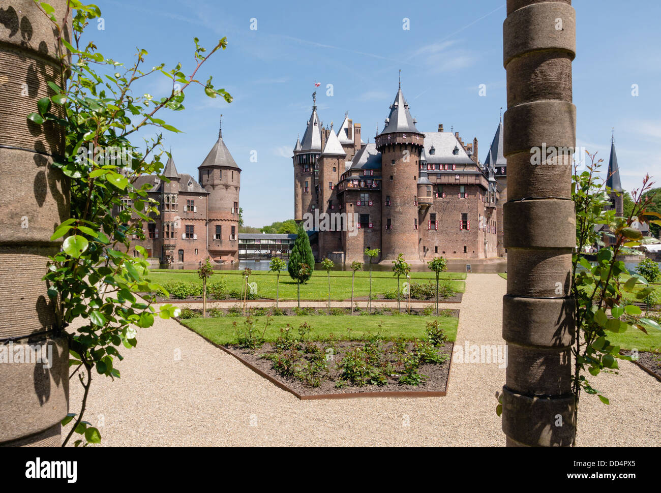 Ver en el Castillo de Haar, los Países Bajos, desde sus jardines. Foto de stock
