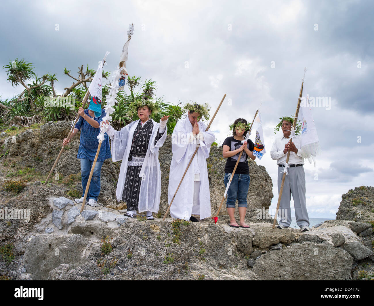 Toguchi Ayako (79) conduce las oraciones en Unjami Festival en Isla Kouri, Okinawa Foto de stock