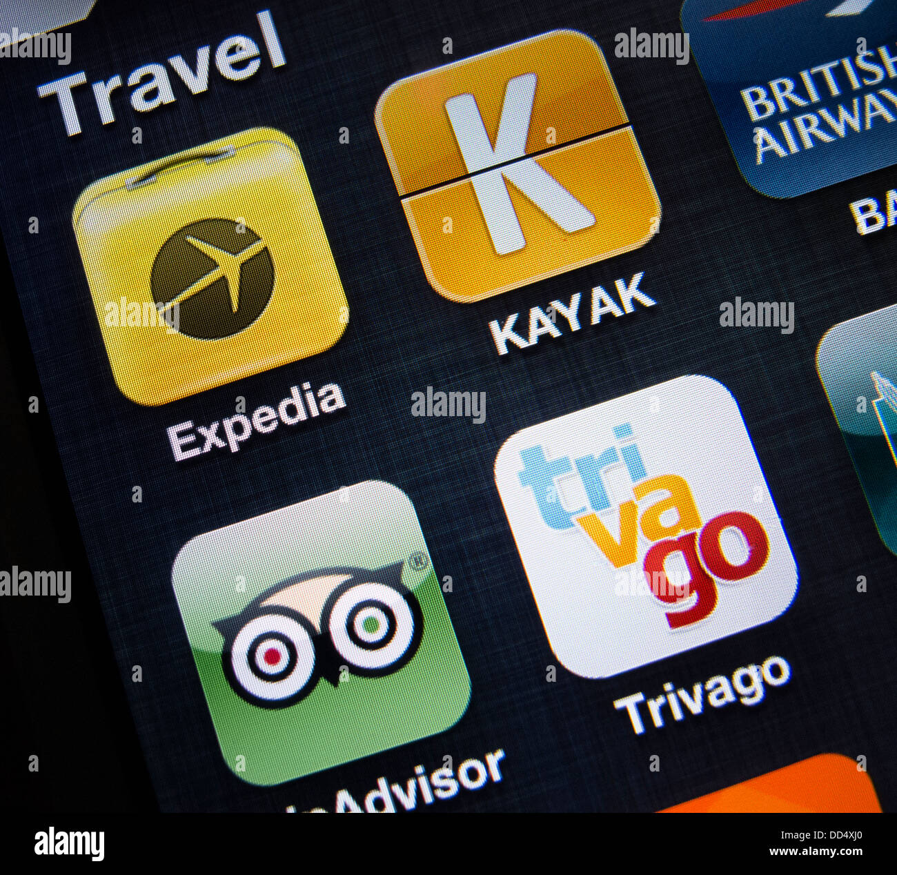 Detalle de muchas aplicaciones de viajes en un iPhone 5 teléfono inteligente. Foto de stock