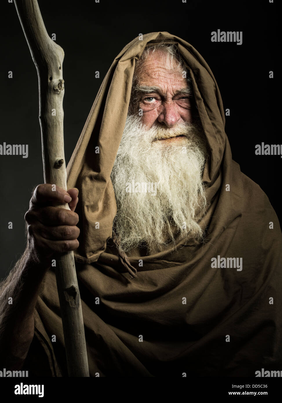 Hombre viejo con barba blanca y manto de personal parece asistente / Gandalf / Moisés / Dumbledore Foto de stock