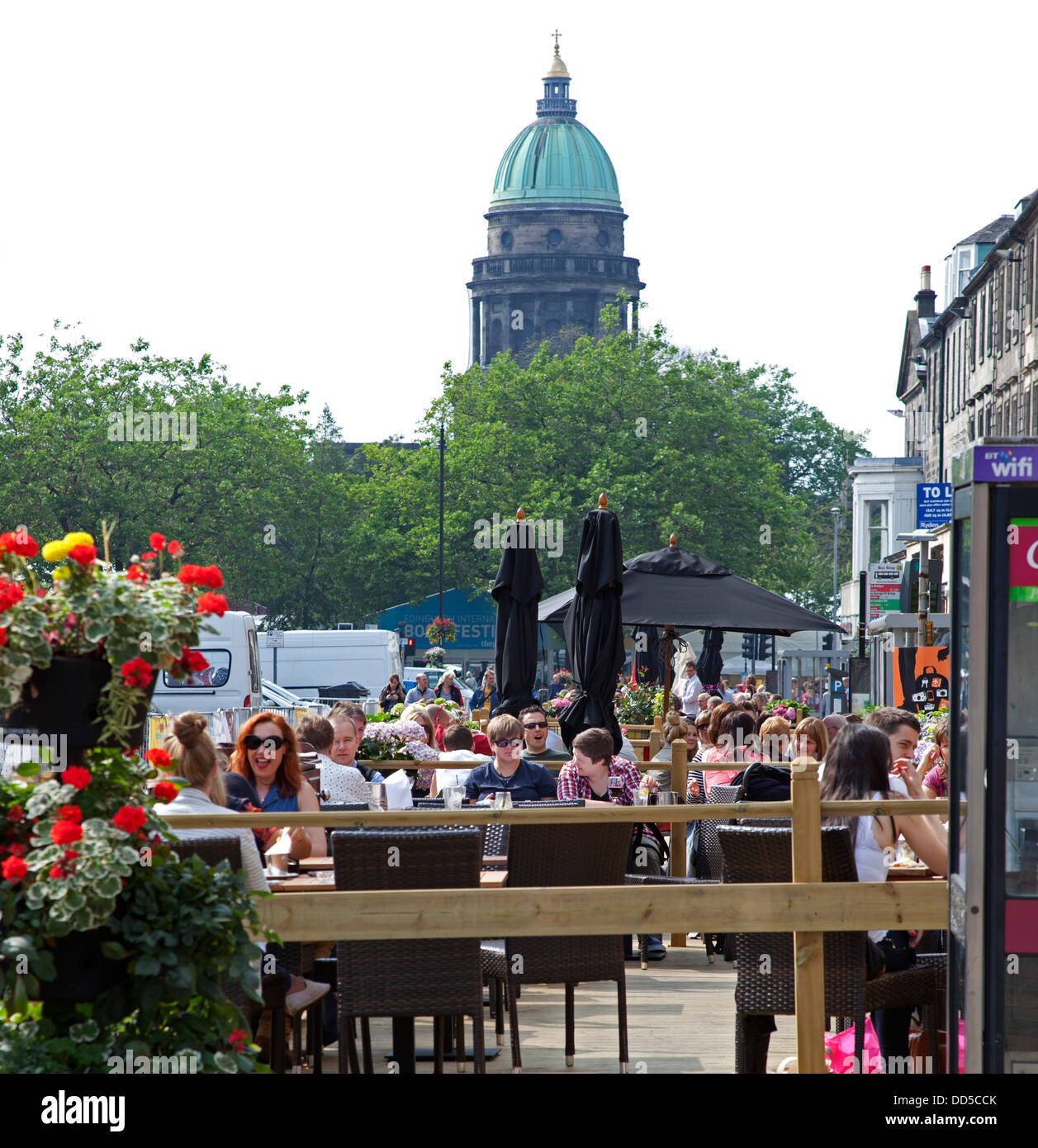 George Street, Edimburgo, Escocia, Reino Unido comer al aire libre durante el Fringe Festival 2013 Foto de stock
