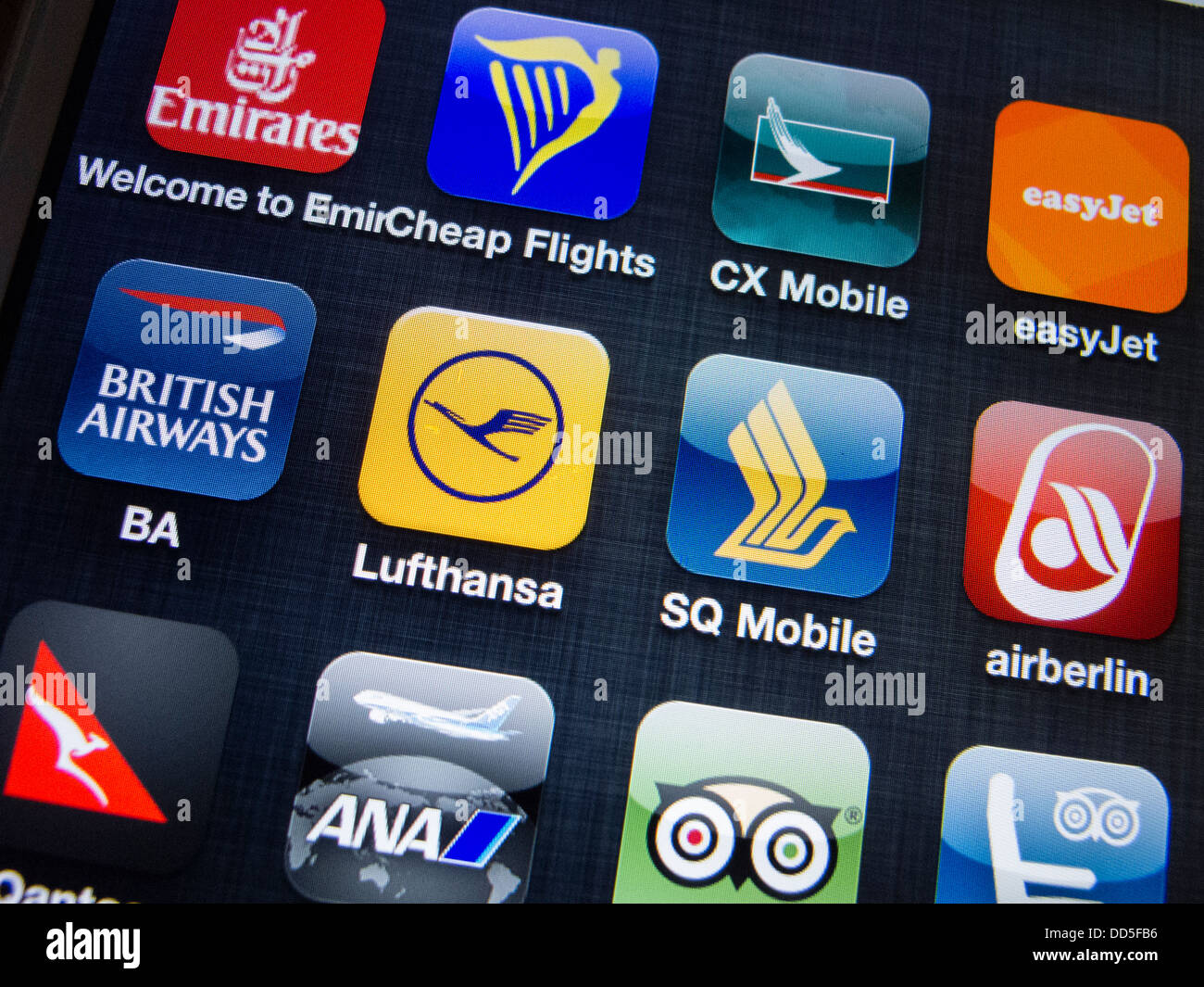 Detalle de muchos viajes y aerolíneas apps en un iPhone 5 teléfono inteligente. Foto de stock